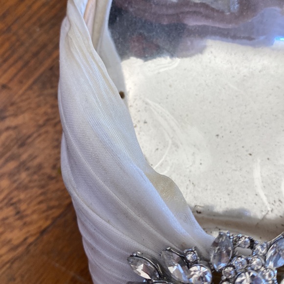 White peep toe Badgley Mischka heels with stunning embellishment - Picture 6 of 9